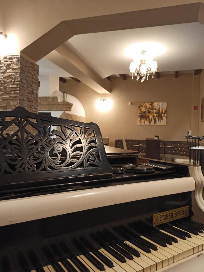 Eden Lounge Restaurant & Pension Veresegyház エクステリア 写真