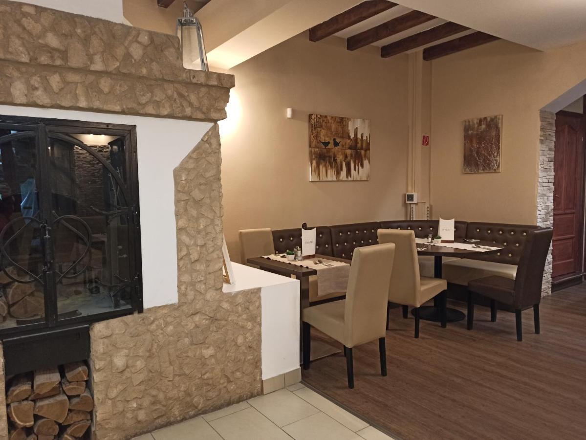 Eden Lounge Restaurant & Pension Veresegyház エクステリア 写真